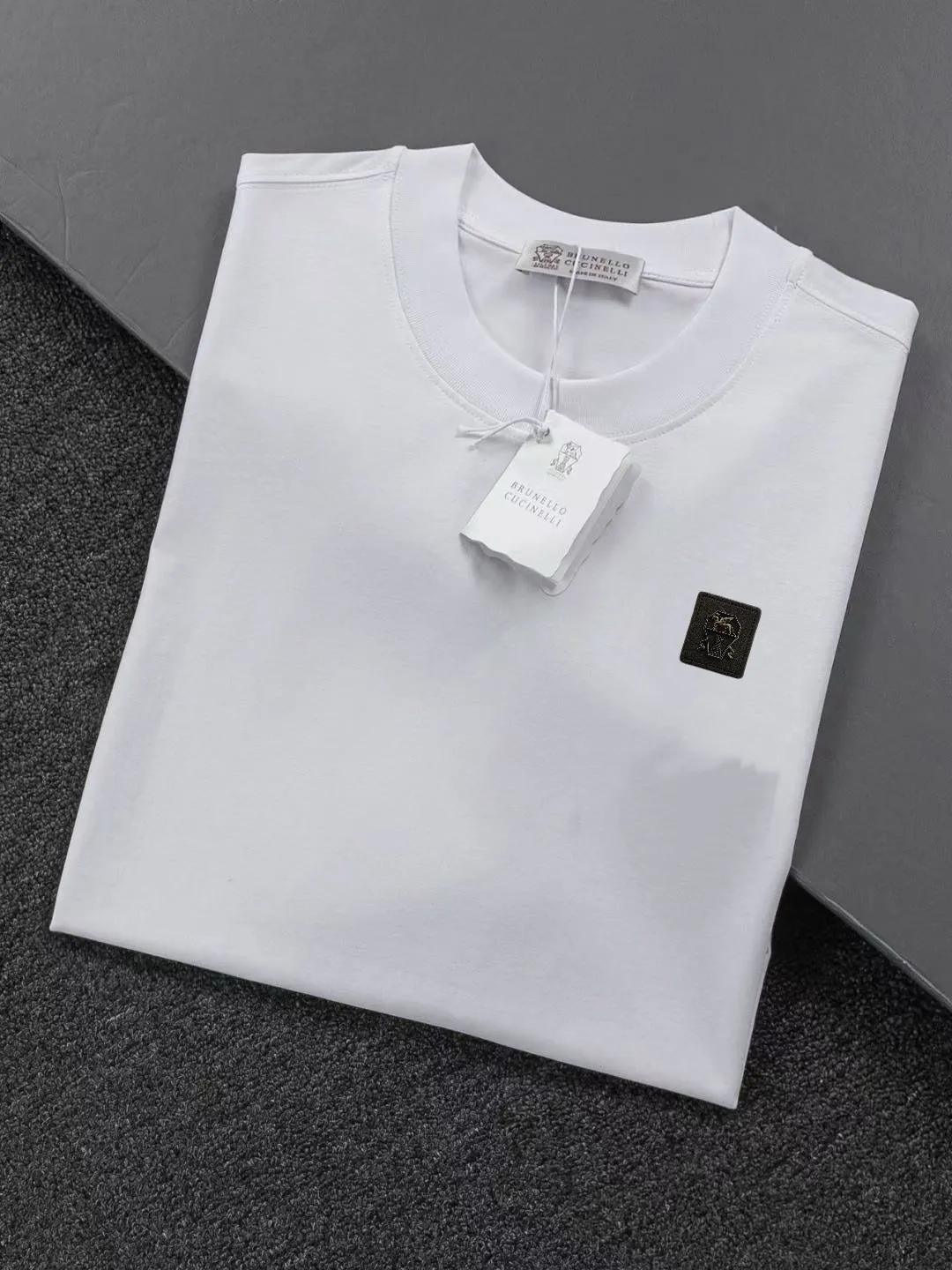 BRUNELLO CUCINELLI Brunello Cucinelli counter Same Style round neck short-sleeved T-shirt customized cotton fabric! Designed with brand logo leather tag! Strong three-dimensional effect! The overall highly breathable and soft texture is more prominent, and the full cotton texture induces extreme comfort. A must-have item for Premium people, complete with original accessories and accessories! Same Style for men and women! Color: Black White Size: S-xx L